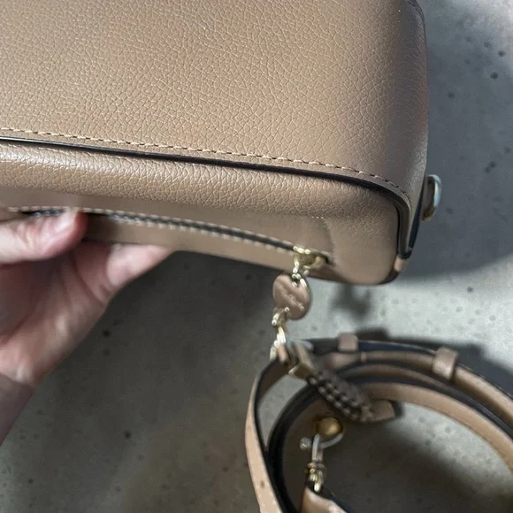 Henri Bendel Pebbled Leather Camera Crossbody Bag Beige Neutral Gold Hardware - Picture 10 of 12